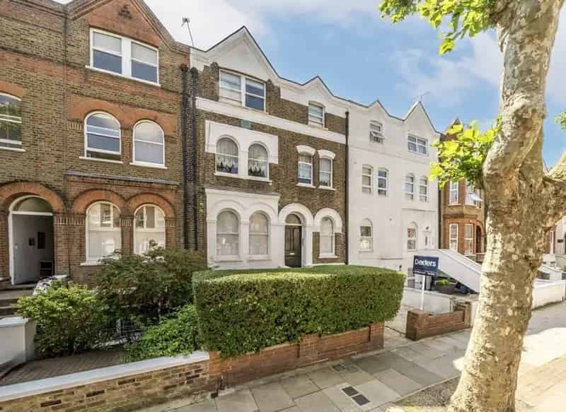 Spacious 2-Bedroom Flat High Ceilings Chain Free
