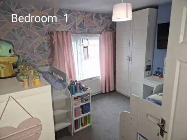 2 Bedroom House with Large Garden in Outwood