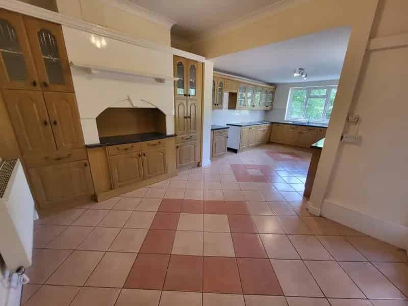 5 Bedroom House in Hayley Green Large Driveway and Garden