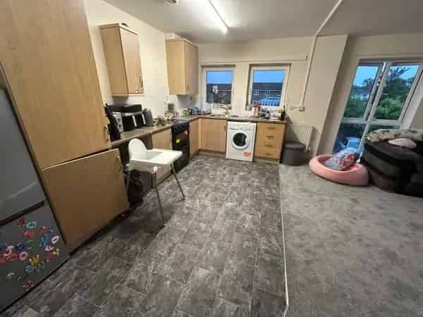 First Floor 2 Bed Flat Near Shops and Schools