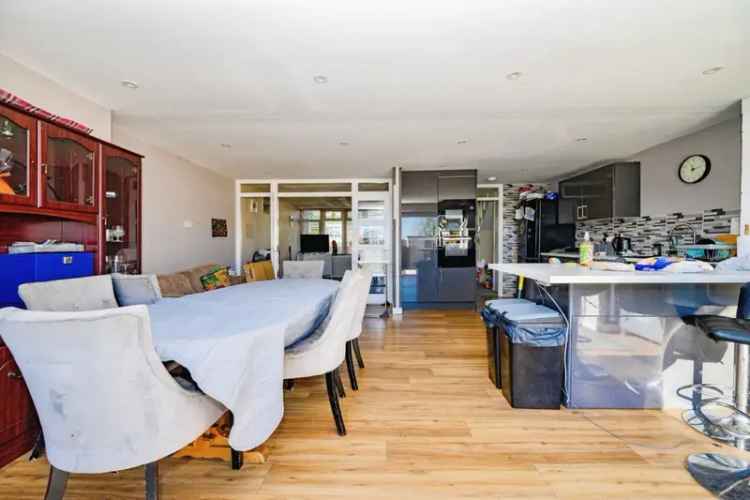 Spacious 3-Bed Home with Garage and Garden