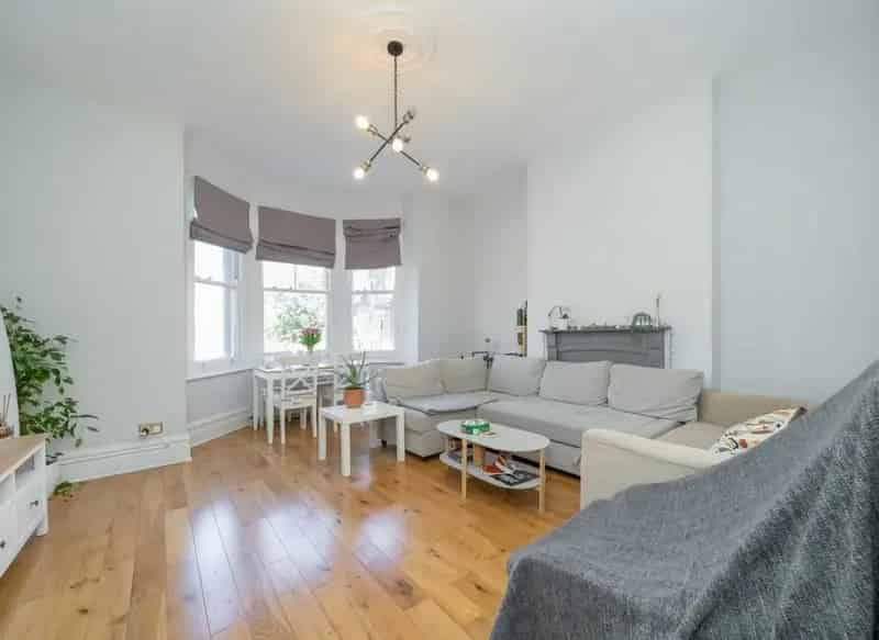 Spacious 3-Bedroom Victorian Flat with Private Garden