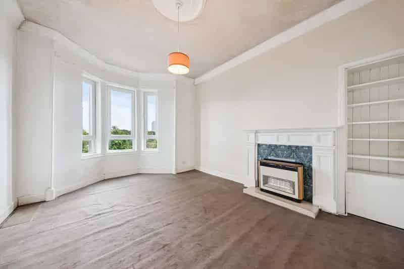 Spacious 1-Bedroom Flat in Maryhill Park