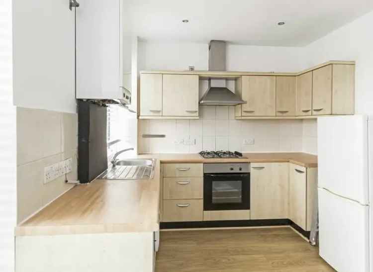 3 Bed Split Level Apartment Northfields Near Tube Station