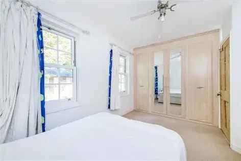 2 Bedroom House 91m² London Garden Parking Conservatory