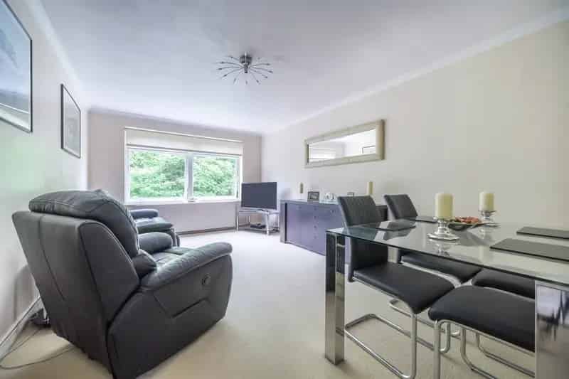 Spacious 2-Bed Top Floor Apartment Bush Hill Park Conservation Area