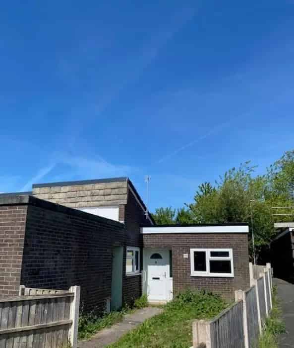 2 bed bungalow in Halton Brook