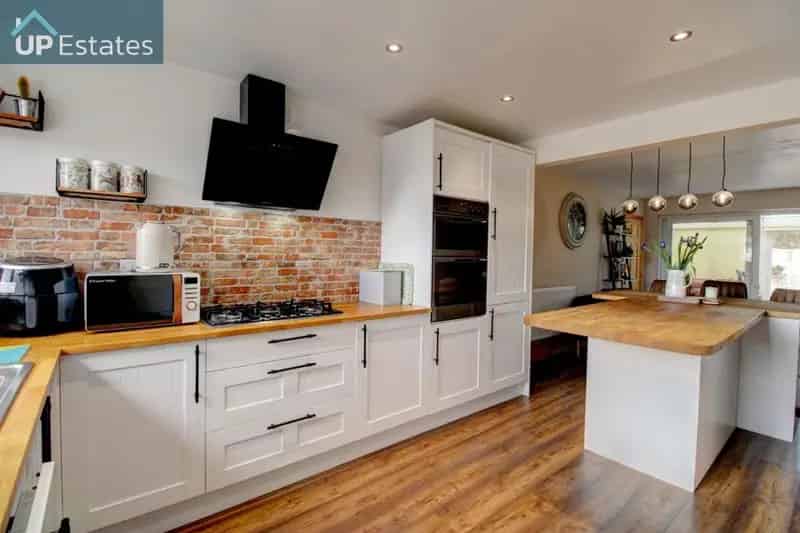 5 Bedroom Semi-Detached House For Sale