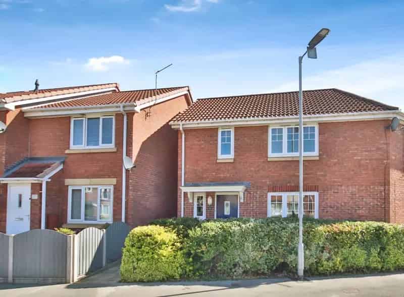 2 Bedroom Semi-Detached House for Sale Kingswood
