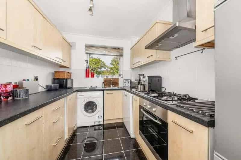 2 bed flat for sale