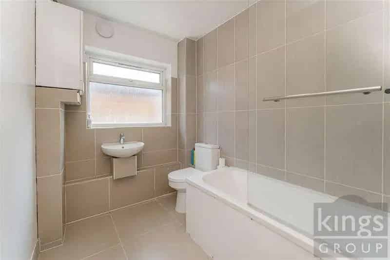 1 Bed Flat for Sale Enfield - Low Service Charge Chain Free