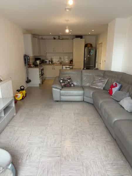 Spacious Flat Near Schools Shops and Stations