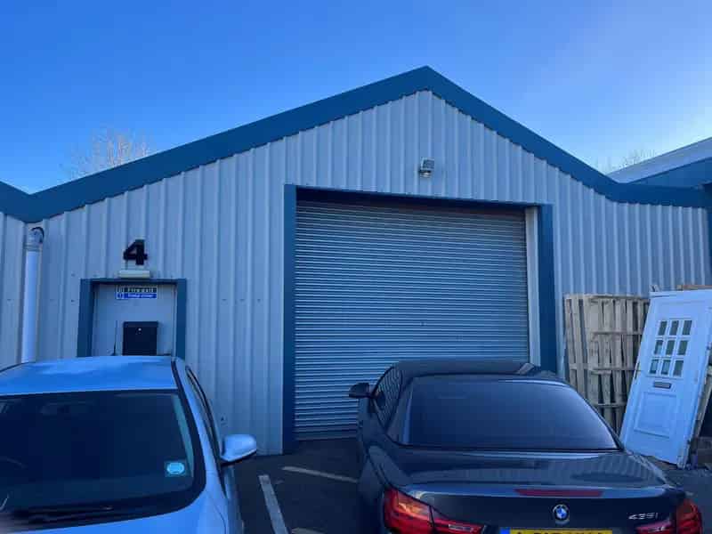 Warehouse Unit For Rent With Parking