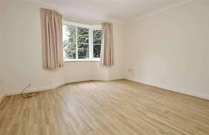 2 Bed Flat for Sale in Knaphill - No Onward Chain