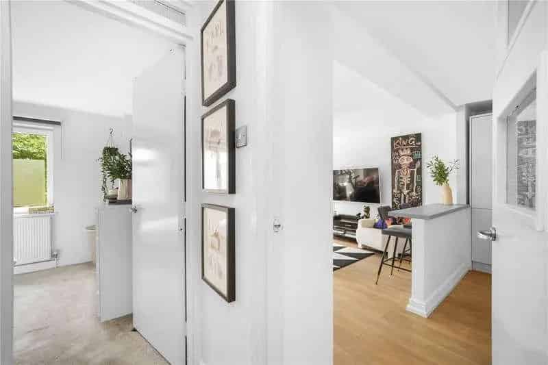 2 Bed Flat for Sale in Limehouse E14 - Modern Apartment near DLR