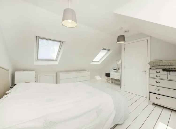 Maisonette For Sale in London, England