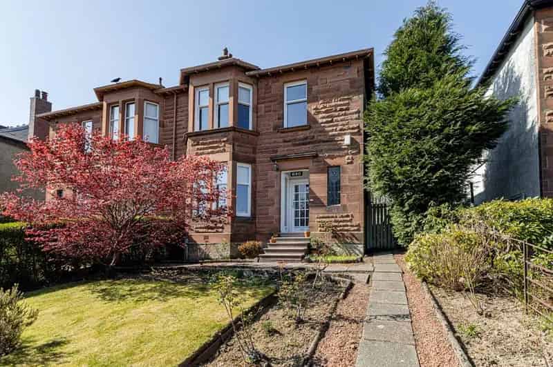 3 Bedroom Semi Detached House for Sale in Netherlee