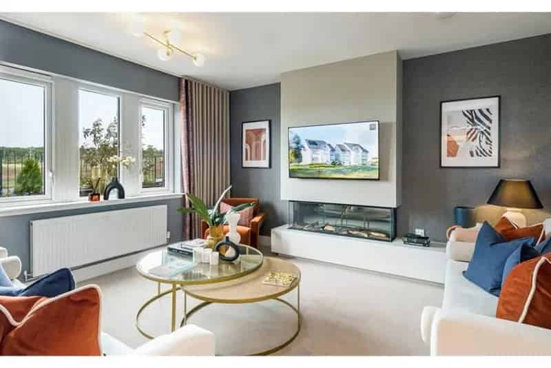 4 Bed Detached House with 2 Reception Rooms