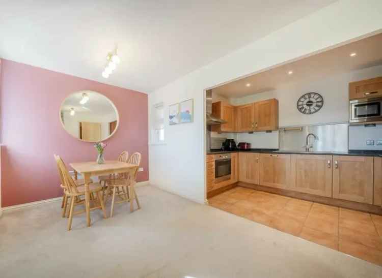 3 Bed 2 Bath Apartment Near Kempton Park Racecourse Lower Sunbury