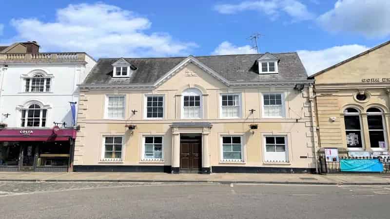 Former Banking Hall - Freehold Grade II Listed Building with Parking and Flat