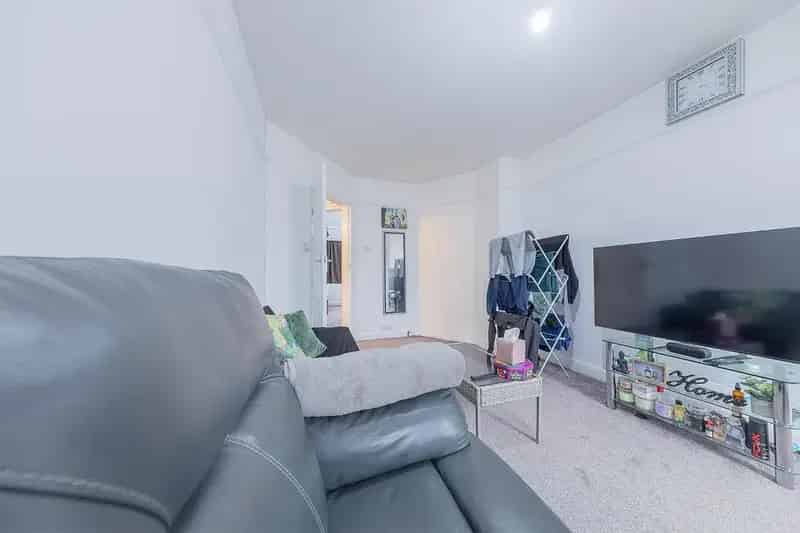 1 Bedroom Flat for Sale: Investor Opportunity