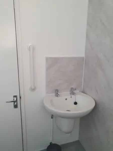 Ground Floor Property with Parking, New Kitchen & Wet Room