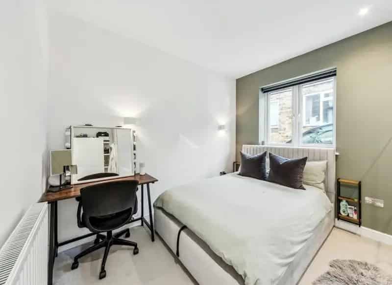 One Double Bedroom Bungalow near Wimbledon Chase Station