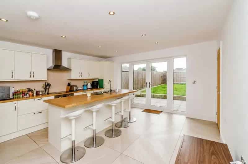 5 Bedroom Detached House with Garage and Garden