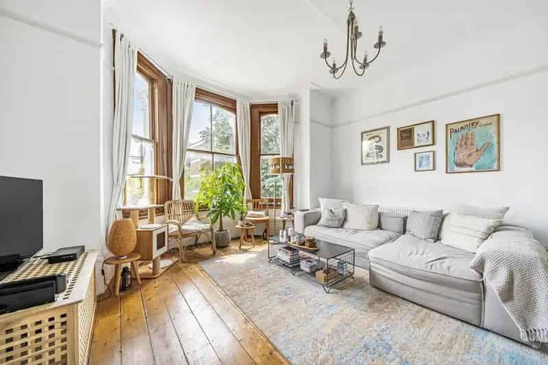 Two Bedroom Victorian Conversion Flat with Communal Garden