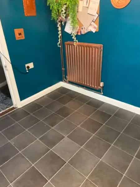 3 Bedroom Mid Terrace House with Summer House and Decking