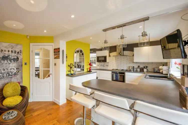 4 Bed Family Home with South-West Facing Garden and Garage