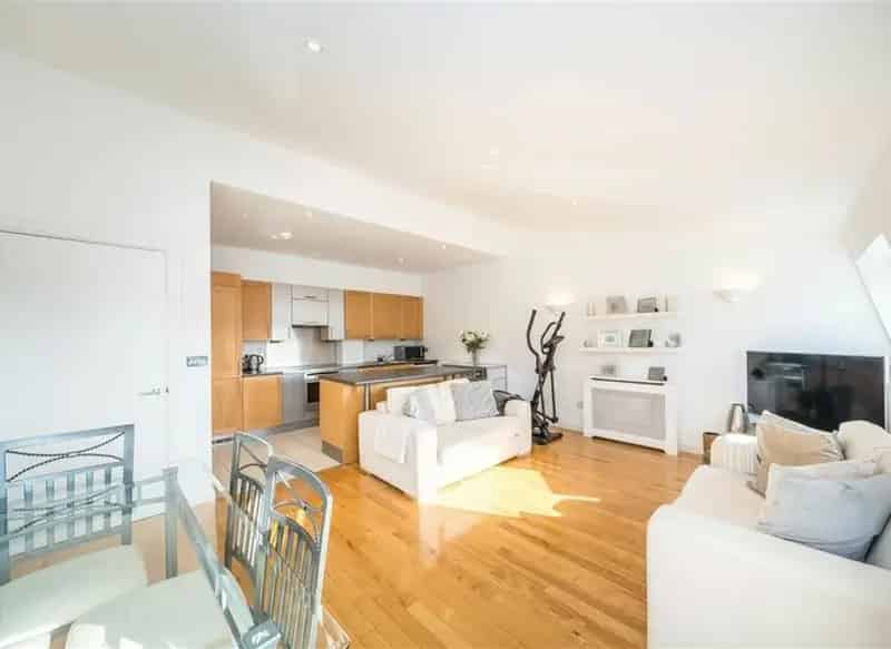 Top Floor One Bedroom Apartment with Two Balconies