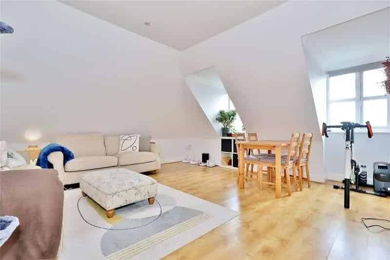 2 Bed 2 Bath Penthouse Apartment For Sale Knaphill