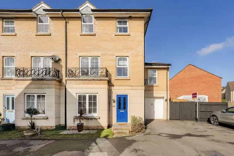 5 bedroom semi-detached house for sale