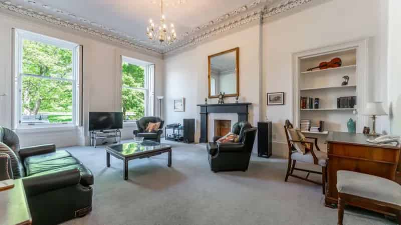 1 Bedroom Flat in Glasgow's Park District Near Kelvingrove Park