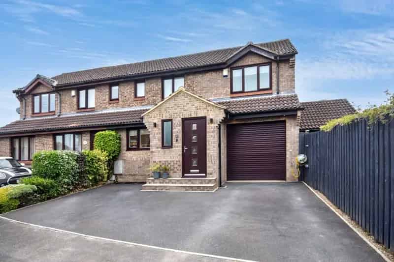 Stunning Semi Detached Home in Durkar WF4 Ample Parking En Suite