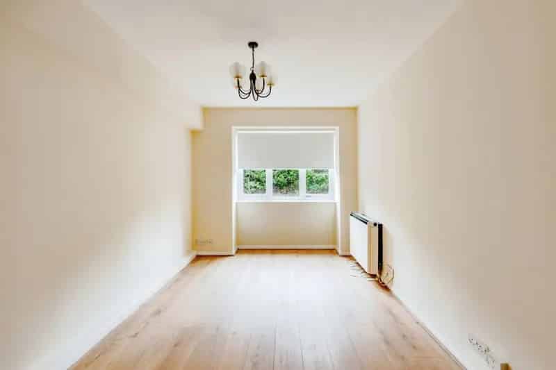One Double Bedroom Apartment Allocated Parking Modern Kitchen and Bathroom