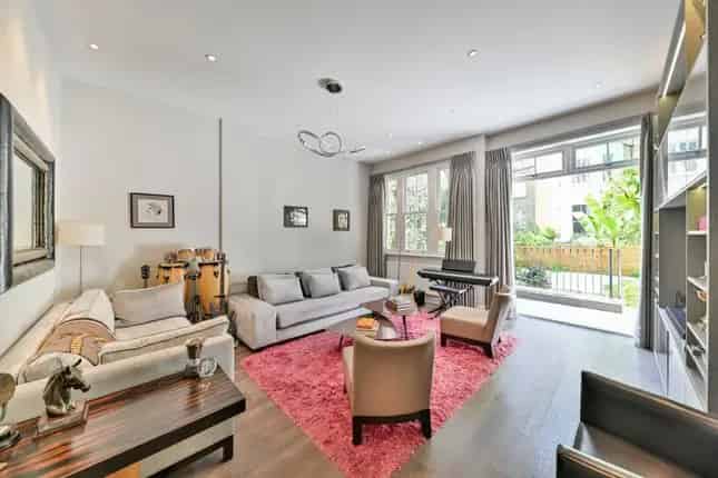 End Terrace House for Sale in Chelsea SW10