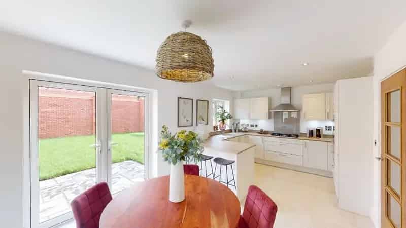 4 Bed Detached House with Garage and Garden