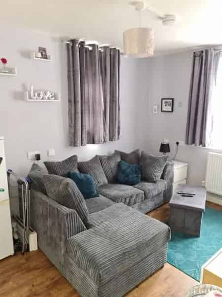 Pet Friendly First Floor Property Near Beach and Train Station
