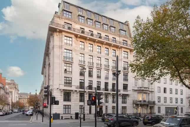 Luxury 4-Bedroom Apartment Portland Place London W1B