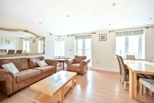 Flat to rent in Strand Drive, Kew, Richmond TW9