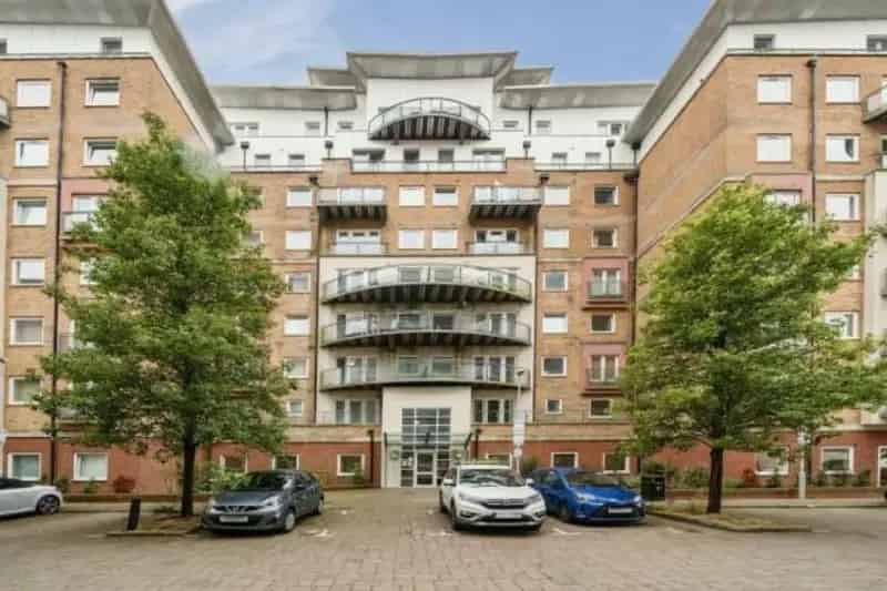 2 Bedroom Flat for Sale Town Centre