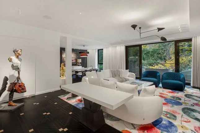Luxury 3-bed Apartment in Holland Park Villas London