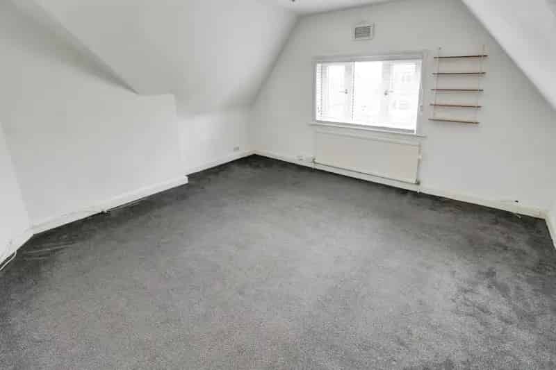 One Double Bedroom House Near City Centre with Driveway