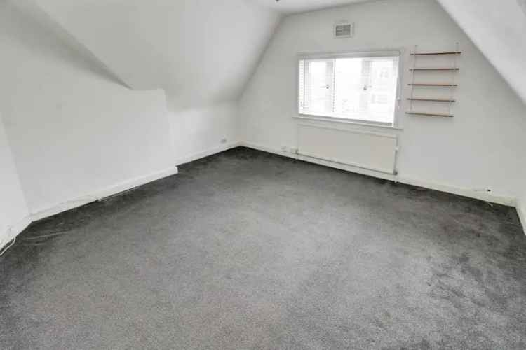 One Double Bedroom House Near City Centre with Driveway