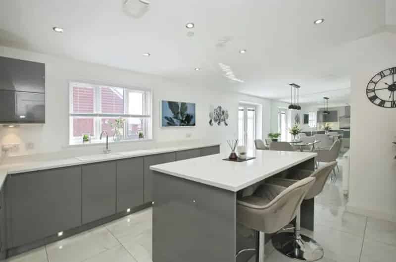4 Bedroom Detached House Modern Amenities Near Schools