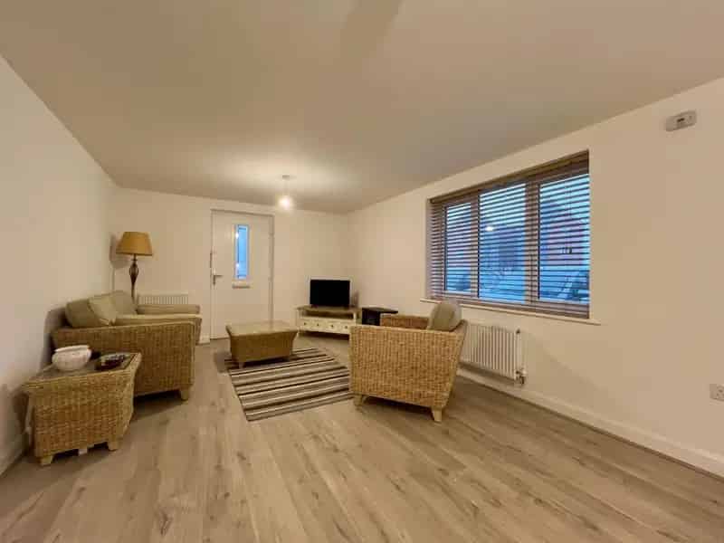 2 Bedroom Flat Hythe Modern Apartment Parking Available