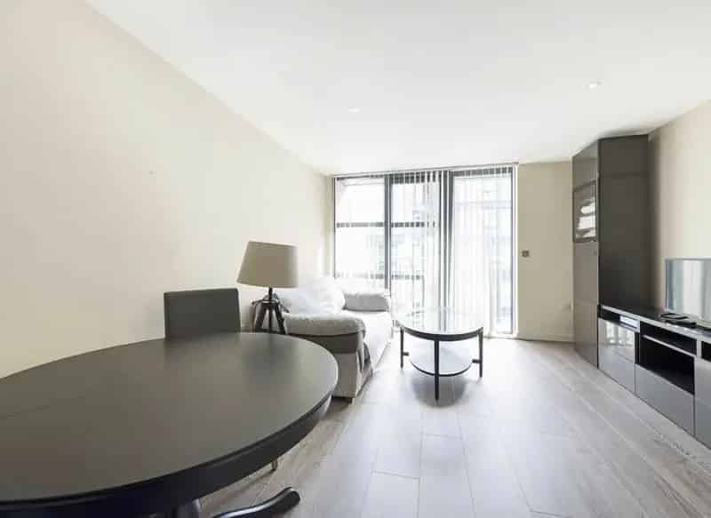 Large 1-Bedroom Apartment near Westferry Circus