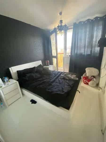 Spacious 3-Bedroom Flat Near Shops and Schools